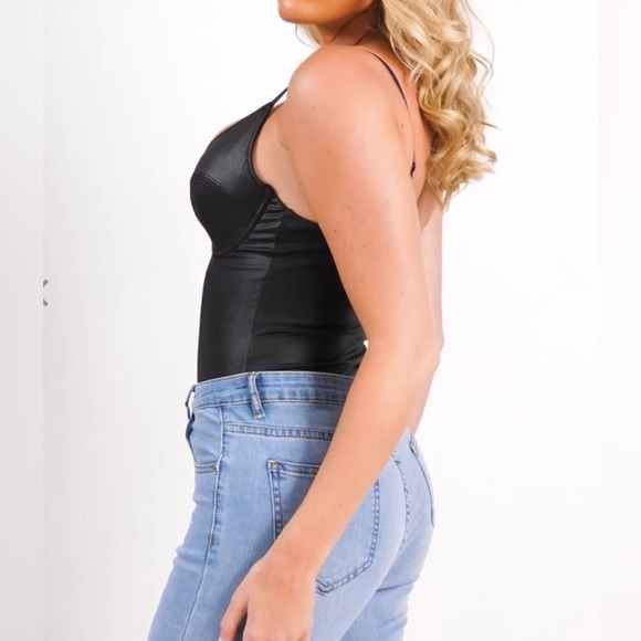 Shapewear Faux Leather
Plunging V Sculpting Corset
Bodysuit. NWT - Picture 7 of 9